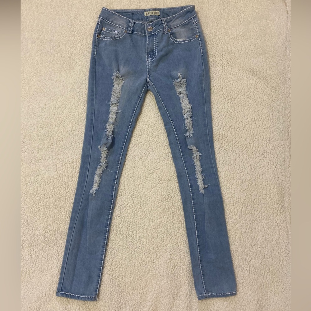Sweet Look , light washed ripped jeans size 5 LIKE NEW